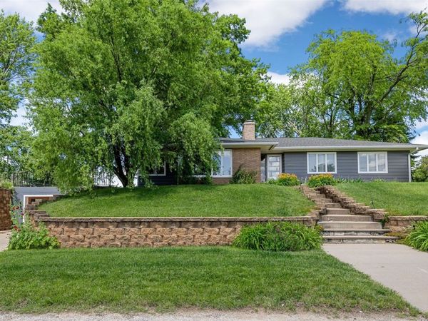 2600 Maple Drive NW, Cedar Rapids, IA 52405