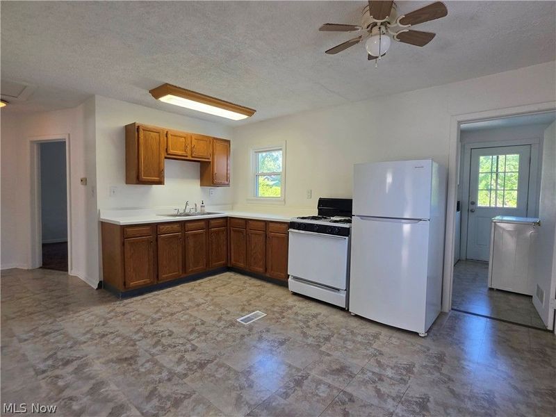 1301 Hulett Avenue , Eastlake, OH 44095 Photo 5