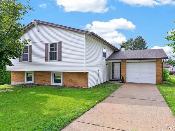 1523 Shadow Lane, St Charles, MO 63303