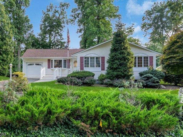 9 Belaire Dr, Roseland, NJ 07068