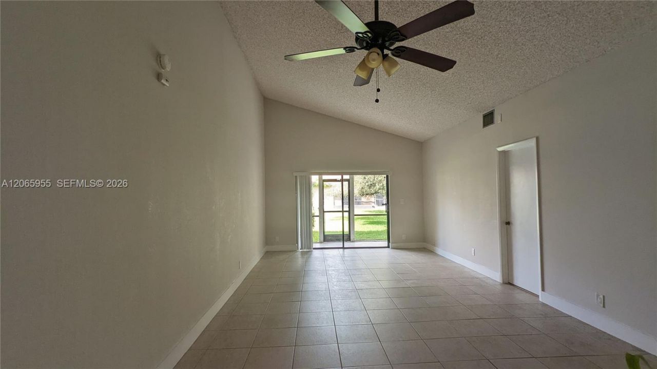 460 Lakeview Dr , Unit 4, Weston, FL 33326 Photo
