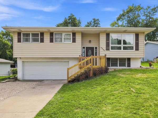 3460 Sunset Park Circle, Dubuque, IA 52002