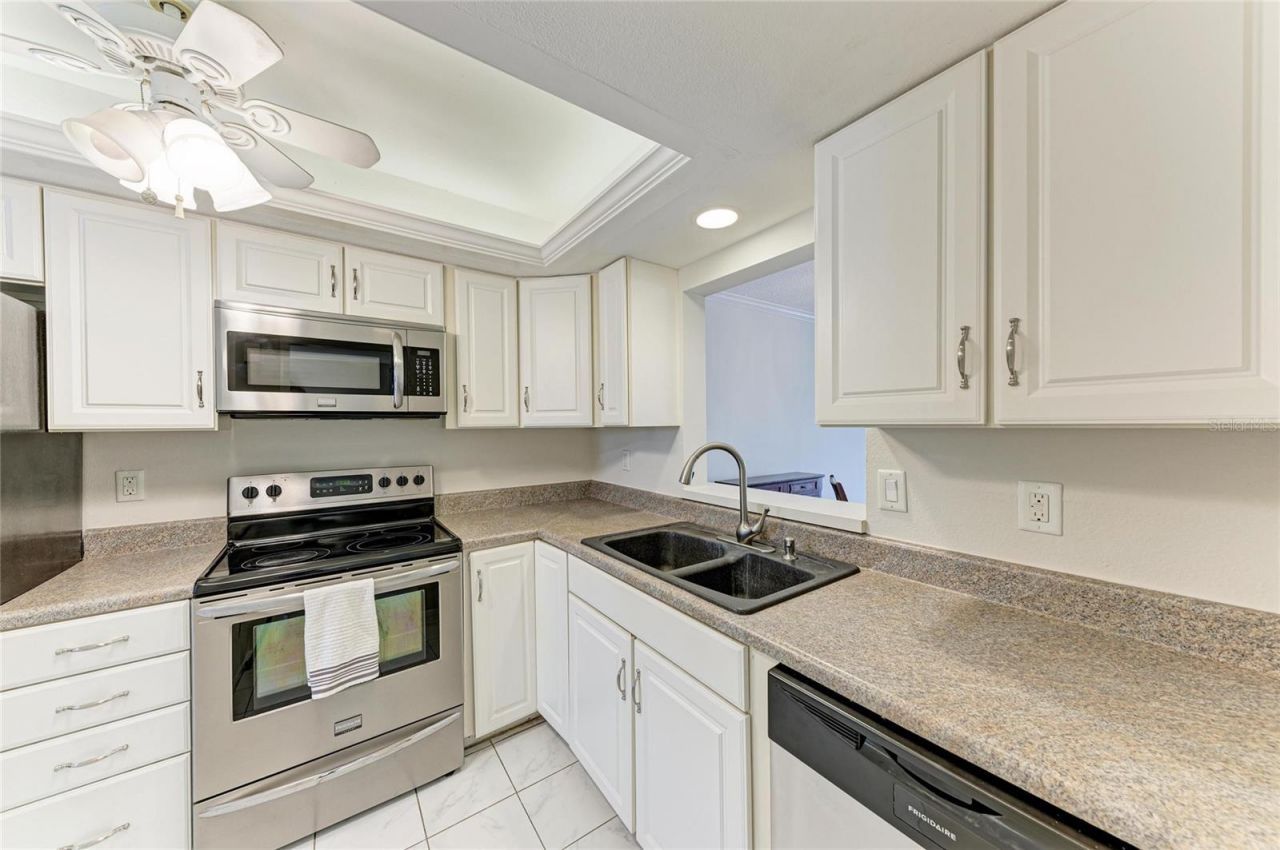 6999 W Country Club Drive N, Unit 123, Sarasota, FL 34243 Photo