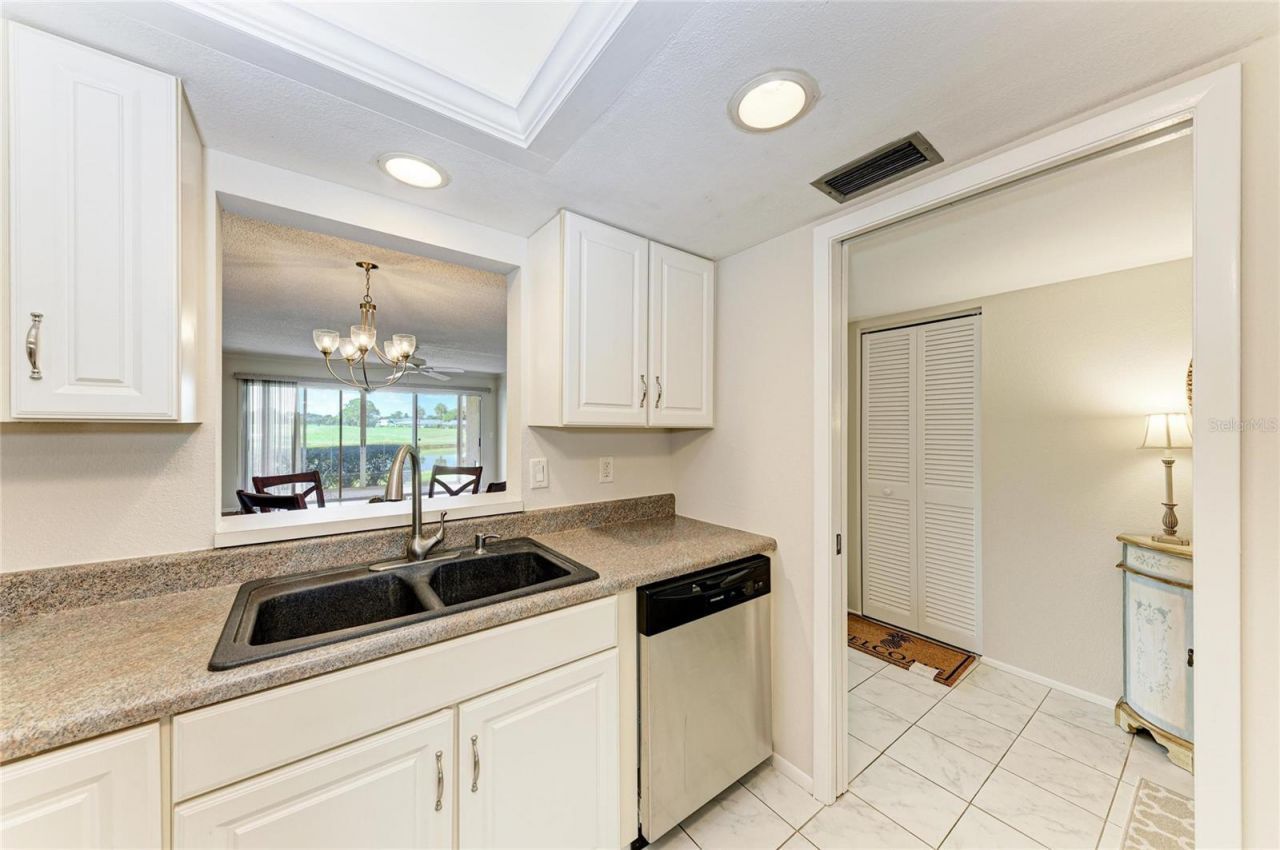 6999 W Country Club Drive N, Unit 123, Sarasota, FL 34243 Photo