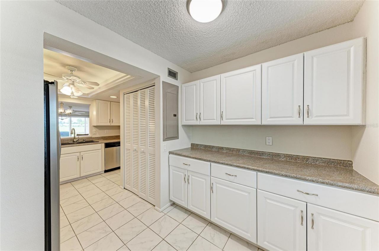 6999 W Country Club Drive N, Unit 123, Sarasota, FL 34243 Photo
