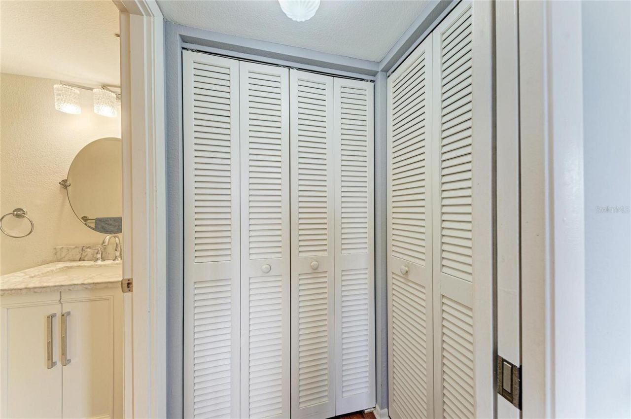 6999 W Country Club Drive N, Unit 123, Sarasota, FL 34243 Photo