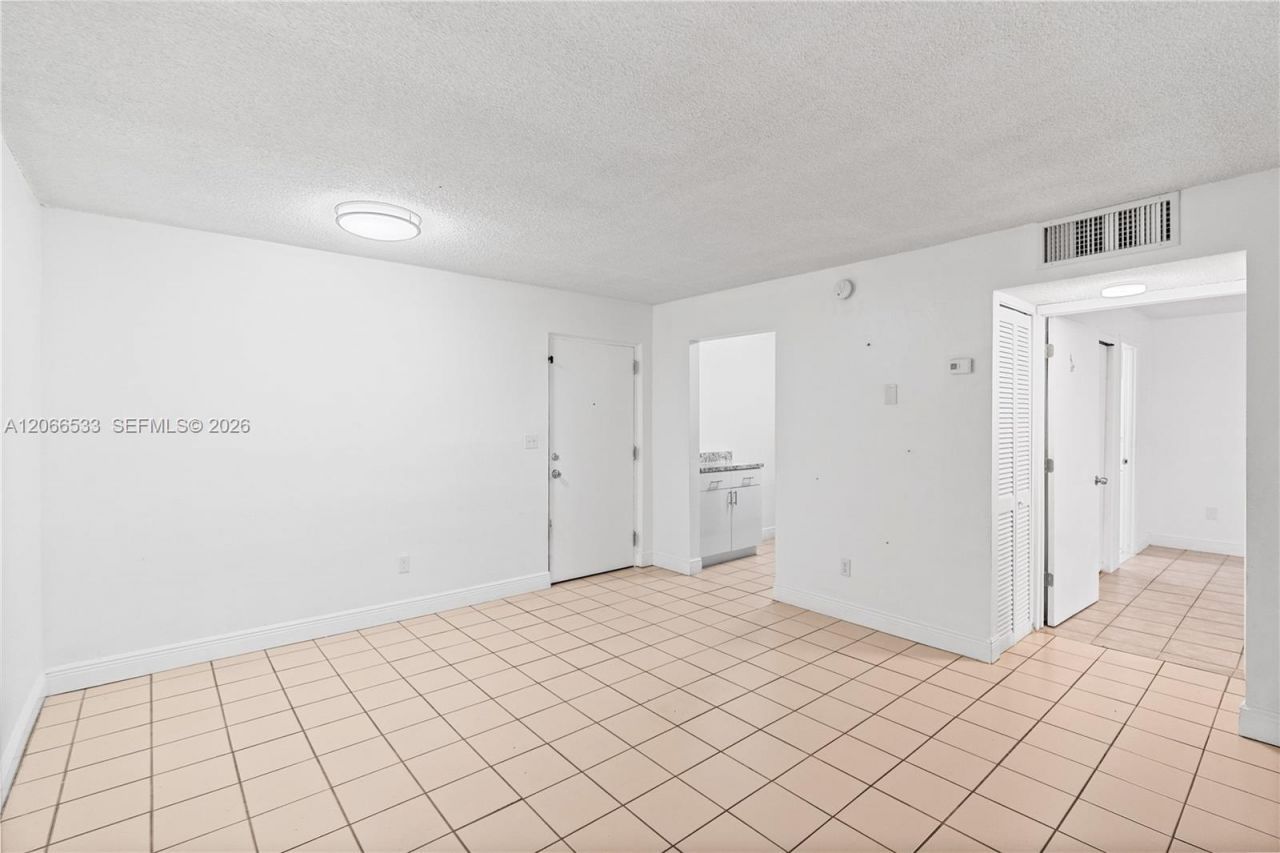 8501 NW 8th St , Unit 106, Miami, FL 33126 Photo