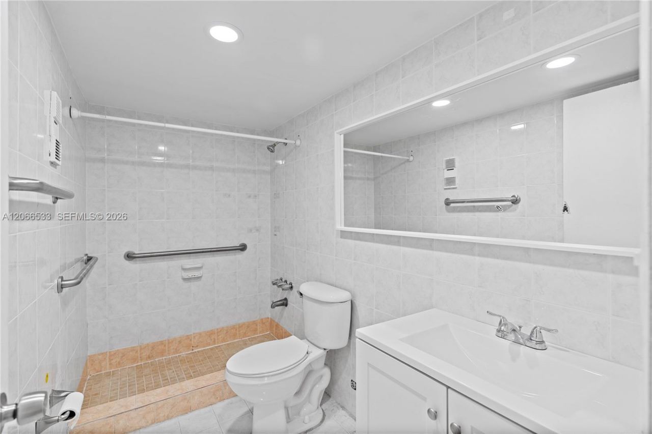 8501 NW 8th St , Unit 106, Miami, FL 33126 Photo