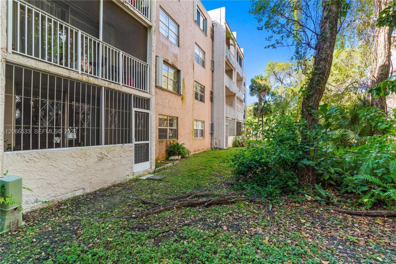 8501 NW 8th St , Unit 106, Miami, FL 33126 Photo