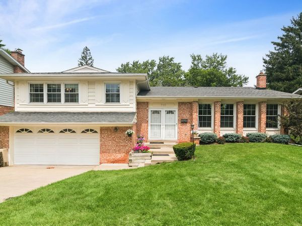 710 E Valley Lane , Arlington Heights, IL 60004