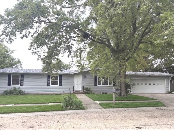 1110 8th Street, De Witt, IA 52742