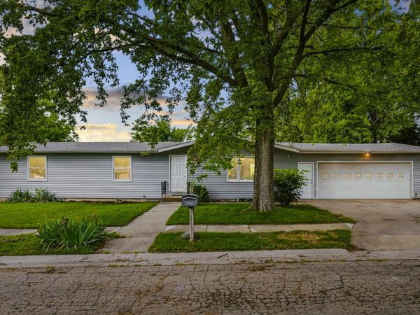 1110 8th Street , De Witt, IA 52742