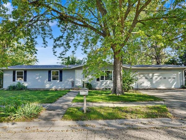 1110 8th Street, De Witt, IA 52742