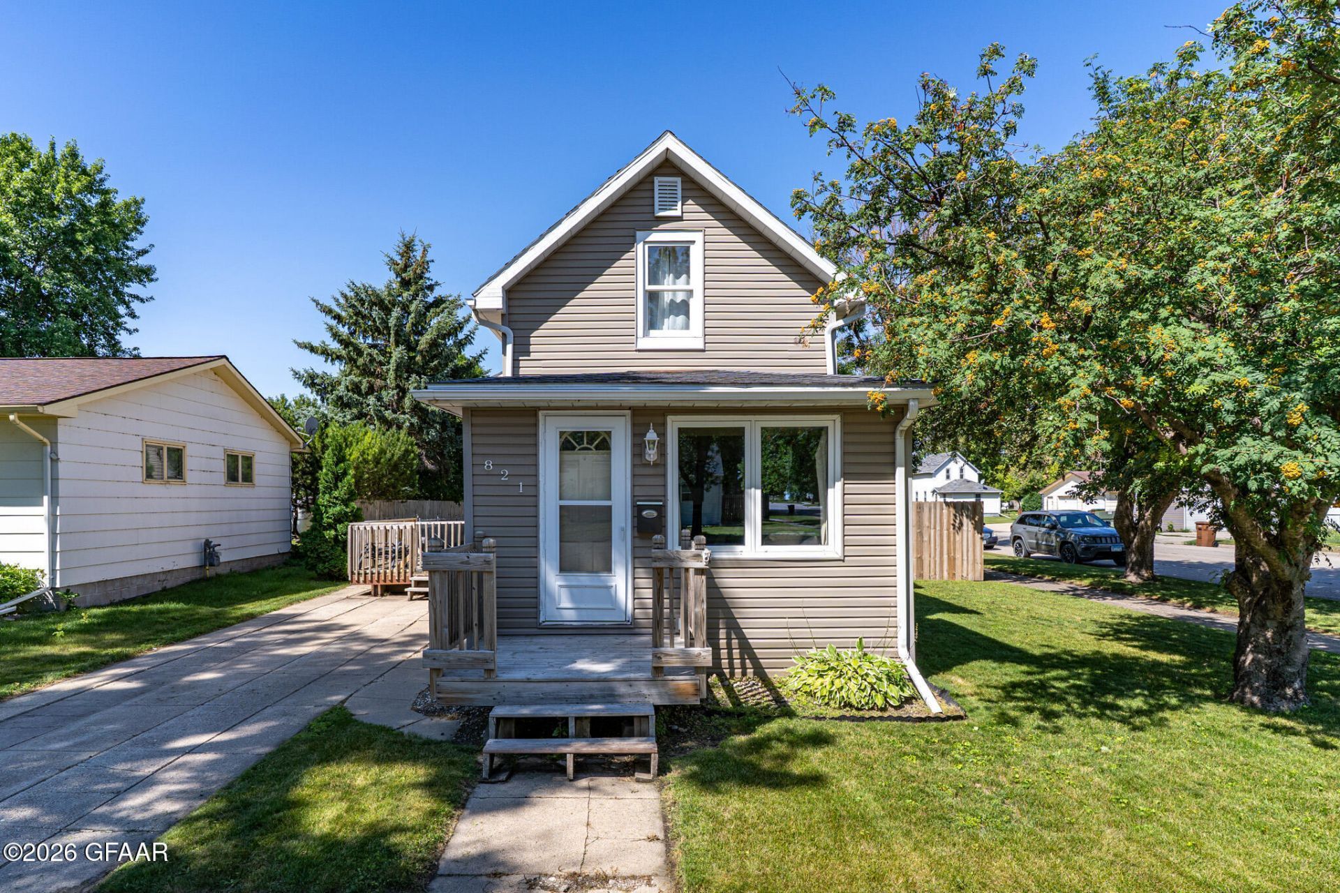 821 2nd Avenue Ne, East Grand Forks, MN 56721 Main Photo