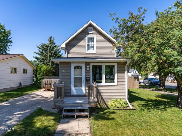 821 2ND Avenue NE, East Grand Forks, MN 56721