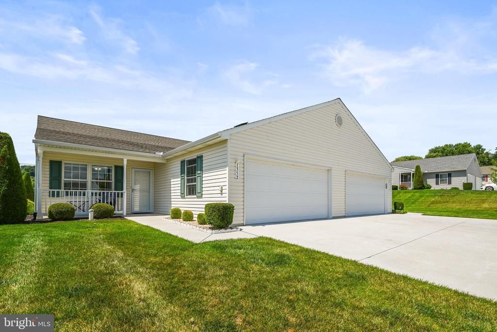 1352 PLEASANT VIEW DRIVE, SPRING GROVE, PA 17362