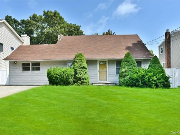 257 Maple Street , Massapequa Park, NY 11762