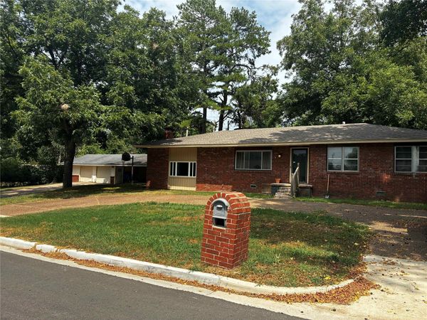 1913 White Avenue , Tahlequah, OK 74464