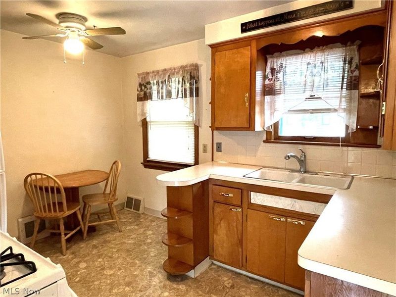 28532 Lake Shore Boulevard, Willowick, OH 44095 Photo 3