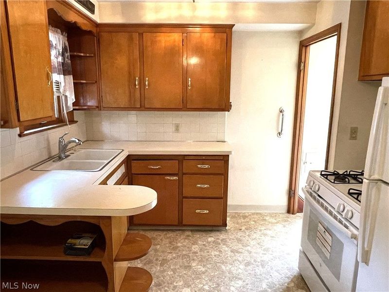 28532 Lake Shore Boulevard, Willowick, OH 44095 Photo 4