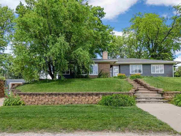 2600 Maple Dr NW, Cedar Rapids, IA 52405