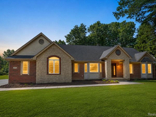 372 Hunters Ridge Drive, Brandon Township, Mi 48462
