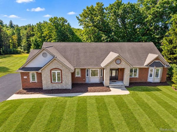 372 Hunters Ridge Drive, Brandon Township, Mi 48462