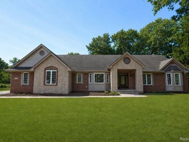 372 Hunters Ridge Drive, Brandon Township, Mi 48462