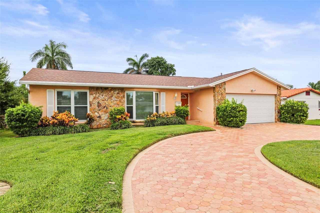 1112 40th Ave Ne, Saint Petersburg, FL 33703 Main Photo