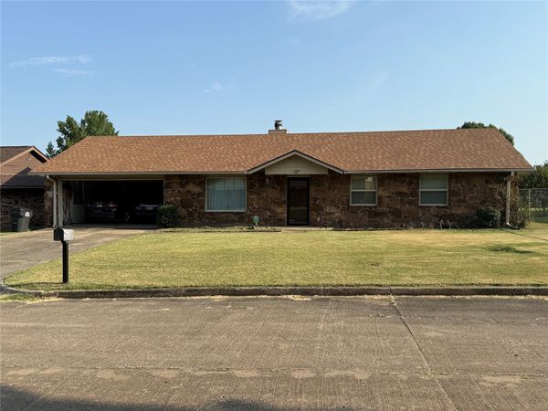 2304 E Fieldstone Street , Okmulgee, OK 74447