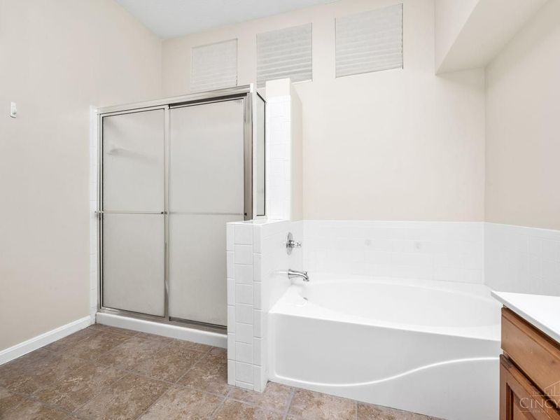 5850 Stonebridge Circle, Unit 303, Miami Twp, OH 45150 Photo 11