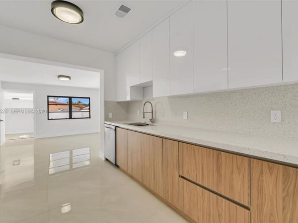 611 SE 4th St , Hialeah, FL 33010