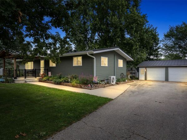 148 Delhi Road, Manchester, IA 52057