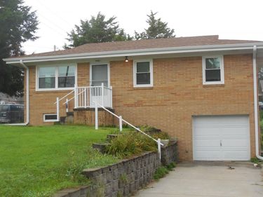 7401 Schuyler Drive, Omaha, NE 68114