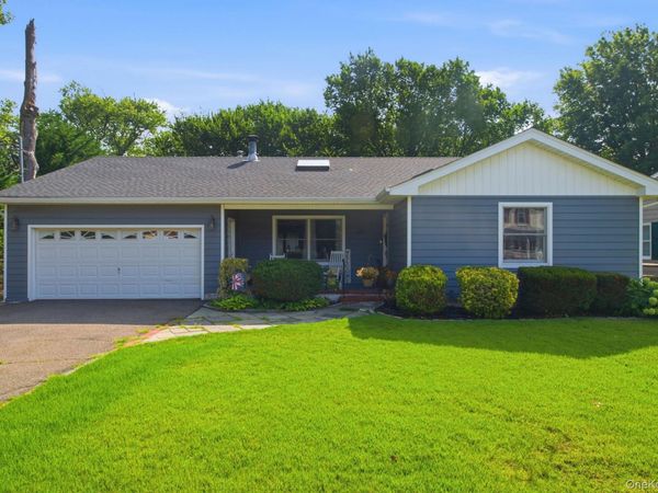 65 Jervis Avenue , Copiague, NY 11726