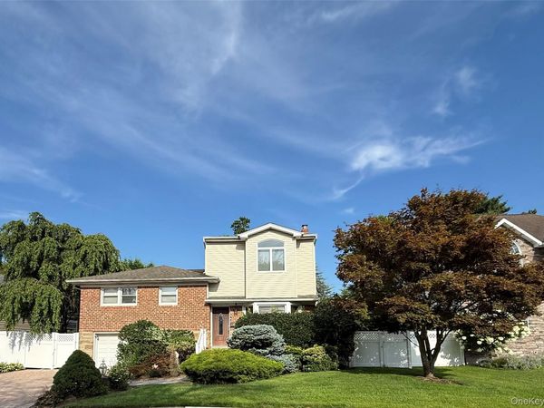 26 Kathleen Drive E, Syosset, NY 11791