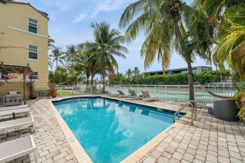 4812 Pine Tree Dr, Unit 206, Miami Beach, FL 33140 Photo