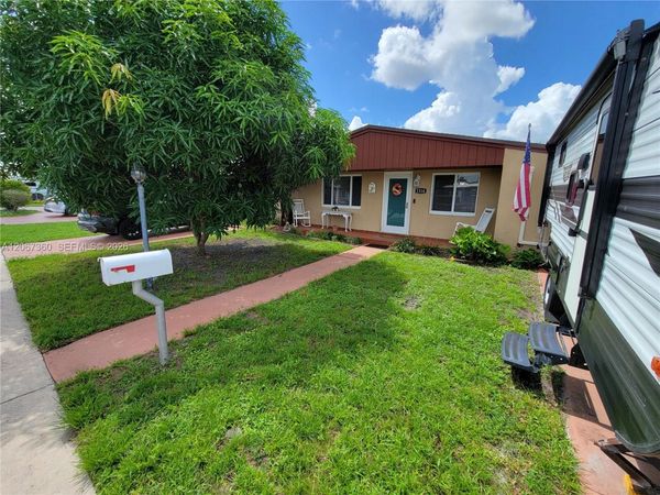 1316 W 61st Pl , Hialeah, FL 33012