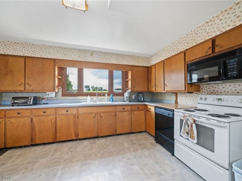 6990 Edison Street NE, Hartville, OH 44632 Photo 14