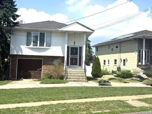 1156 Midway Court, Franklin Square, NY 11010