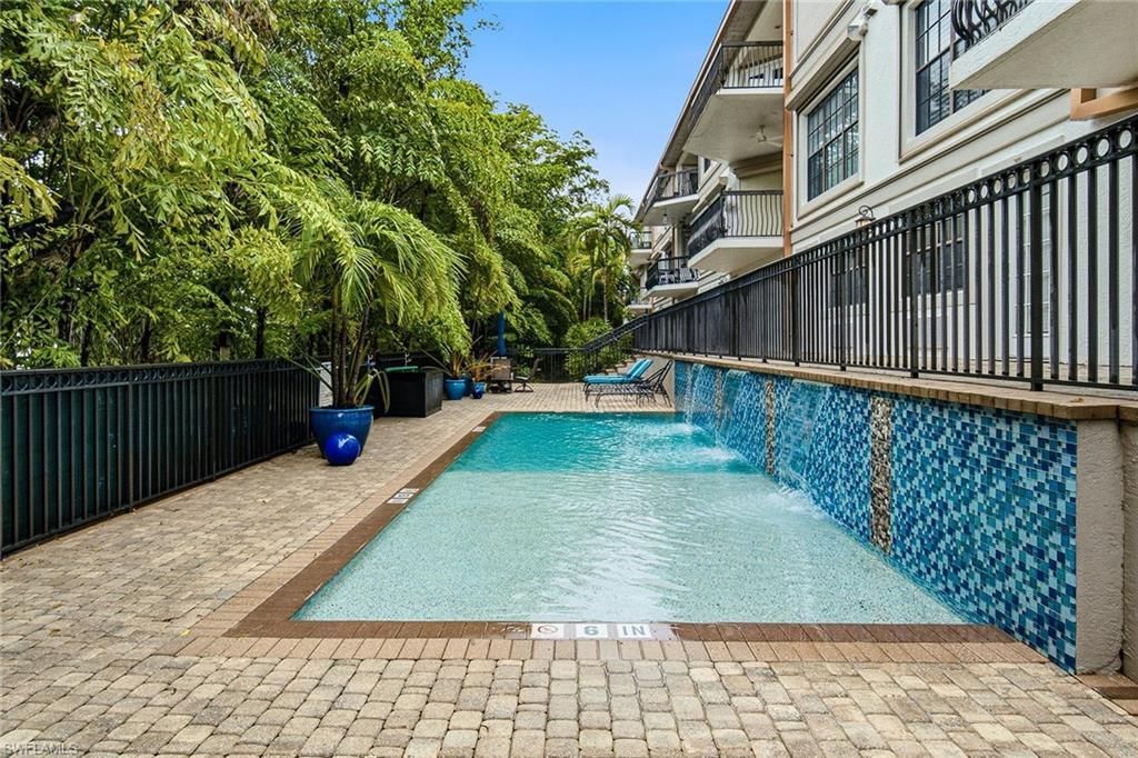705 10th St S, Unit 202, Naples, FL 34102 Photo