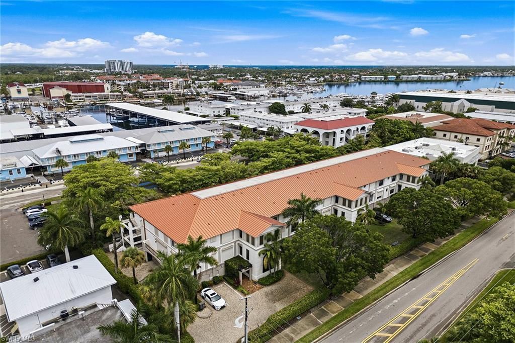 705 10th St S, Unit 202, Naples, FL 34102 Photo