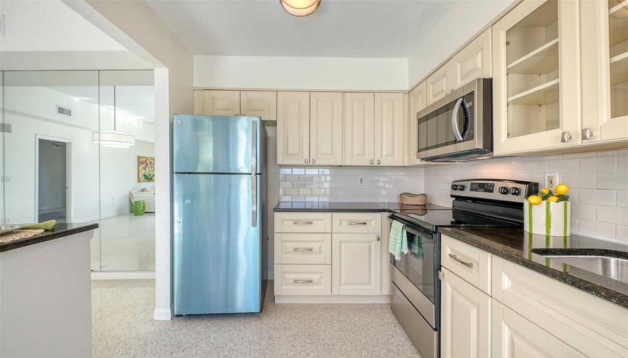 2761 Horseshoe Court, Unit Q4, Sarasota, FL 34235 Photo