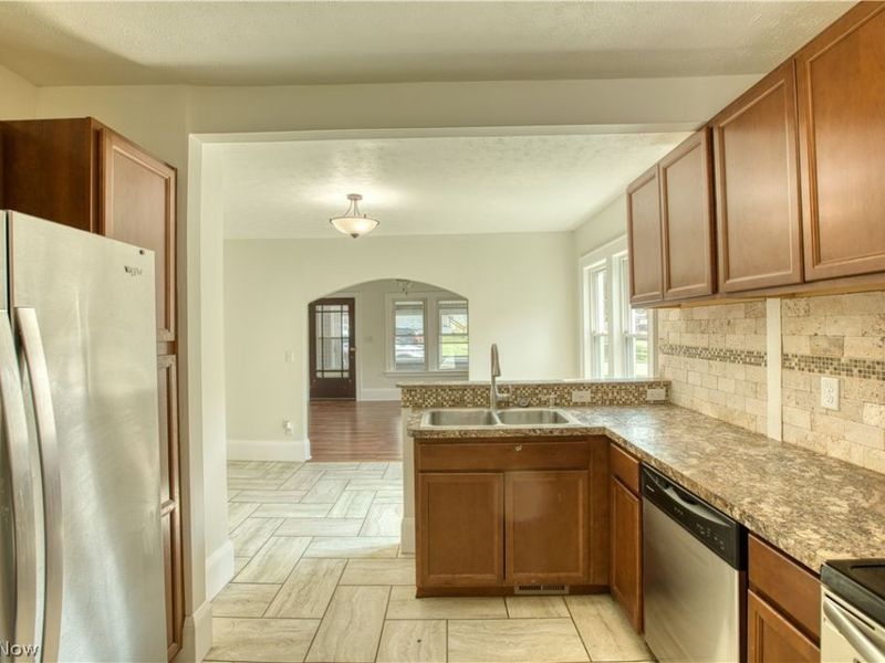 293 E Cassell Avenue , Barberton, OH 44203 Photo 7