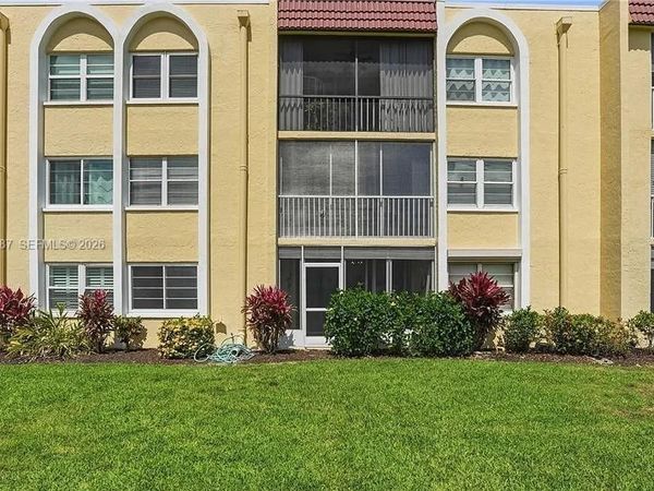 1085 Forest Lakes Dr , Unit 8102, Naples, FL 34105
