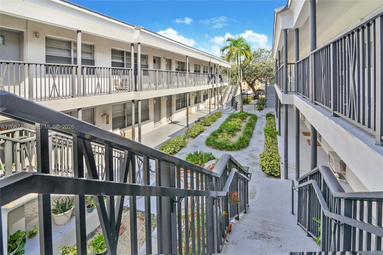 974 Biarritz Dr, Unit 11, Miami Beach, FL 33141 Photo