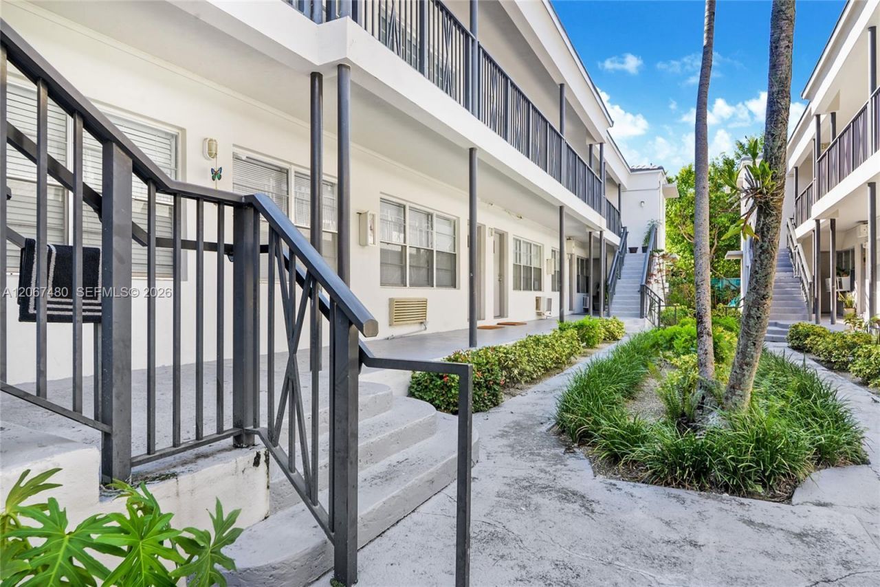 974 Biarritz Dr, Unit 11, Miami Beach, FL 33141 Photo