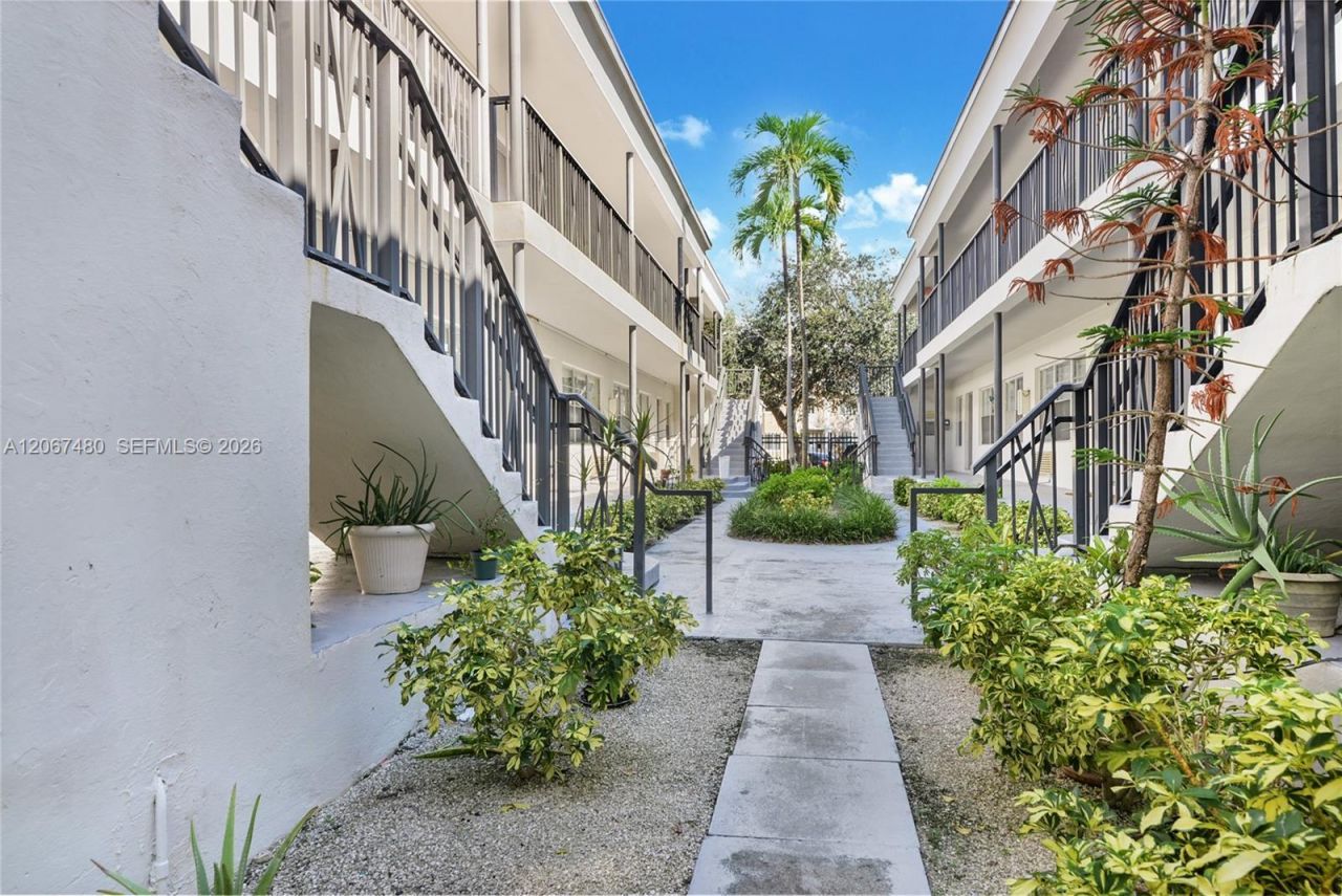 974 Biarritz Dr, Unit 11, Miami Beach, FL 33141 Photo