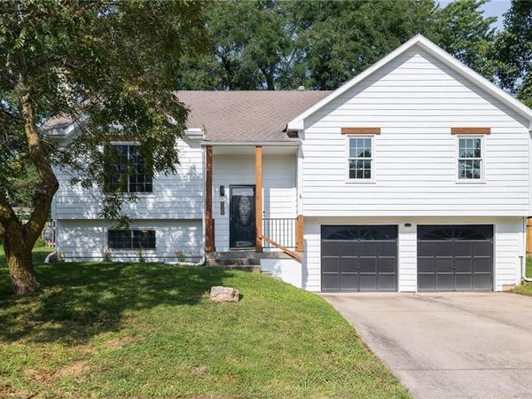 520 NE Bristol Drive, Lee's Summit, MO 64086