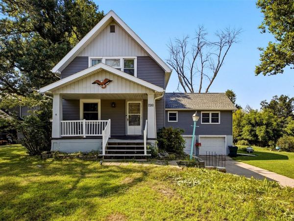 2261 Coldstream Avenue NE, Cedar Rapids, IA 52402